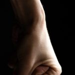 握りしめた拳　攻撃的衝動と内面の葛藤の象徴