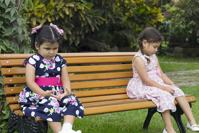 気まずい状況に陥り、離れてベンチに腰掛ける二人
