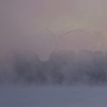 霧の中に立つ風車の風景、見えない空気や精神的曖昧さの象徴