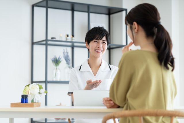 笑顔で対応するスタッフ