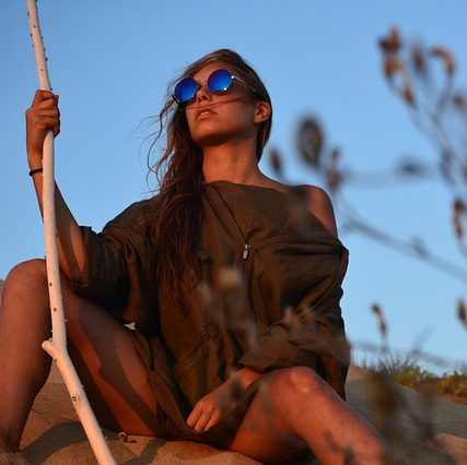 棒を手に、圧倒的存在感を放つ女性