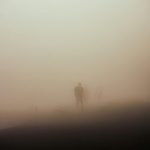 霧の中に立つ人影（混乱や恐れを象徴するイメージ）