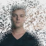 Fading connection dream — 崩れていく男性の姿。関係の希薄化や心の距離、冷めゆく感情を象徴する夢のイメージ。