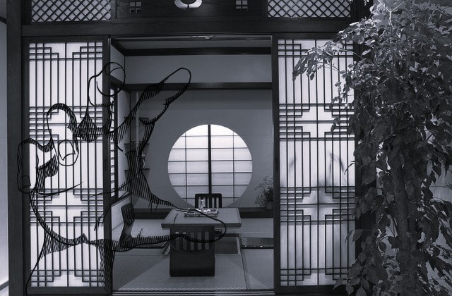 薄暗い宿の中に忍び寄る手の影