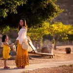 子どもを迎えに行く夢を象徴する、人生の道を歩く大人と子ども