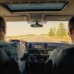 連れていかれる夢のイメージ・他人の運転する車に乗って前方を見つめる人物