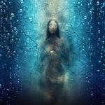 深い水の中で静かに漂う人物｜魚座の共感性と無意識の象徴