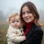 意味ありげに自分に微笑みを向ける母子