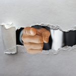 壁を突破して指が示す