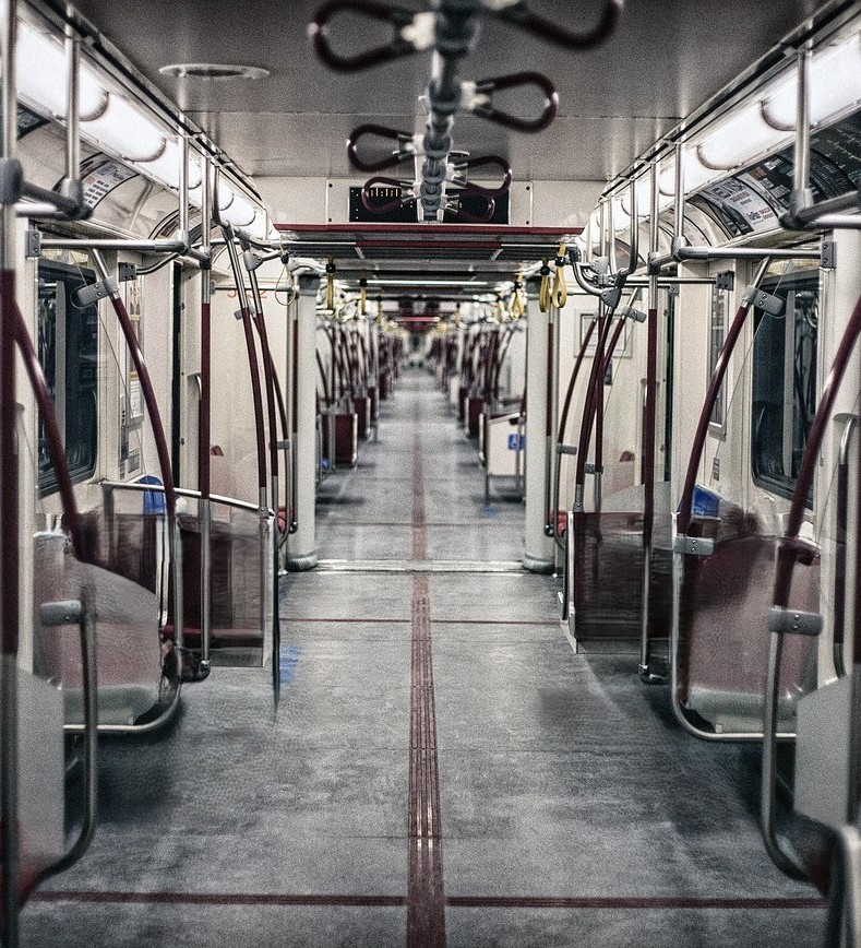 椅子が取り払われた電車