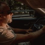 車を運転する人物の横顔。人生の方向を自ら決めようとする夢の象徴。