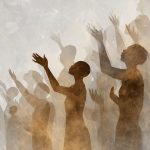 銃撃されても倒れない人の夢を象徴する、複数の人物シルエット