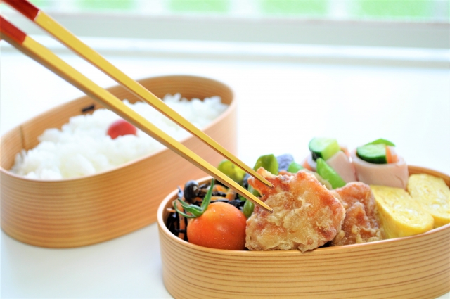 お弁当をつくる夢で、作った料理を相手が食べている場面を表すイメージ