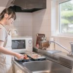 キッチンでお弁当を用意する様子。お弁当をつくる夢の象徴イメージ