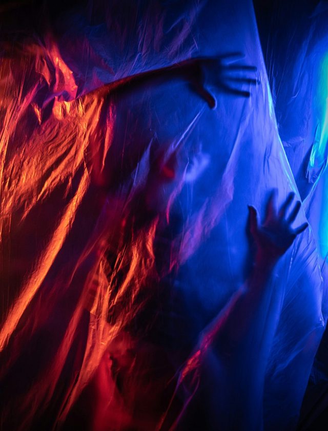 身体の一部を切断される夢を象徴する抽象イメージ。自分の意思とは別に、無理な変化や成長を強いられる心理状態を表している