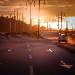 夕焼けの道路を進む車の風景。車の夢における速度・行き先・同行者を読み解く自己チェック診断のイメージ