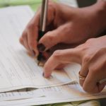 契約料金が0円だと言われ、書類にサインすることで自由や選択権を渡してしまう夢を象徴する手元