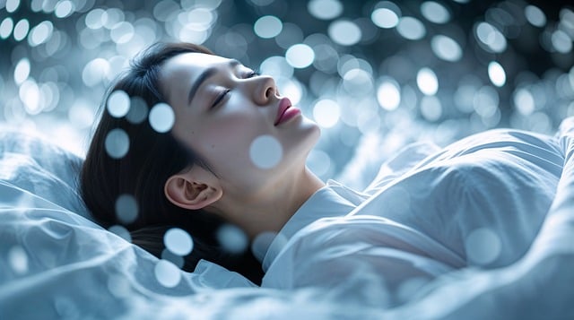 青白い光の中で静かに眠る女性。夢は思い出すためではなく、心を整え通過していくものだと伝えるイメージ