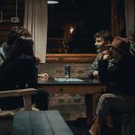 夢を語りたがる人が、体験や感覚を人と分かち合う様子を表したイメージ