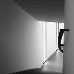 暗がりから光の差す場所へ続く階段。夢の世界から現実へ戻る心のプロセスを象徴する風景