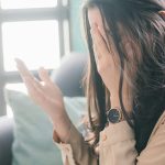 携帯がみつからず、誰にも連絡できない不安や孤立感を表す女性のイメージ