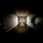 暗い廊下の奥に人影が見える 心霊スポットに行く夢の象徴