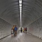 トンネルの中を歩いて進む人々の風景
