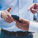 スマートフォンを見ながら説明を受けている手元の様子