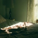 窓辺の光とベッドが映る夢と覚醒のあいだのイメージ