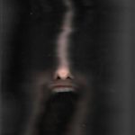 暗闇の向こうから迫る脅威を感じさせる不気味な顔