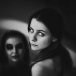 豹変する夢を表す、人物の背後にもう一人の影のような存在が見えるイメージ