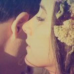 女性が男性の耳元で静かにささやいているイメージ