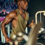 走り続ける夢・止まれない努力や焦りを表すランニングマシンのイメージ