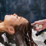 美容室で髪を洗ってもらう女性