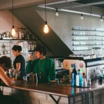 カウンター越しに人と向き合う夢が表す距離感ともてなしのイメージ