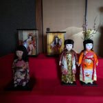 和室に並ぶ日本人形、呪われる夢や日本人形の夢を象徴する画像