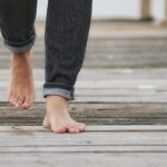 裸足で歩く人の足元と不安定な心を表す夢のイメージ