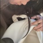かばんの中をのぞき込んで探している女性。大切なものが見つからない夢のイメージ