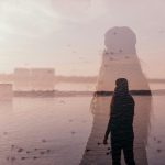 湖辺に立つ女性の二重写し。夢の中の感情や心のテーマが別の物語として現れる様子を表すイメージ。