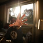 自分のものを勝手に使われる夢に通じる、手を伸ばされる境界線のイメージ