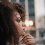 夢の意味を自分の感覚で読み解こうとする女性の横顔 / A woman reflecting on the personal meaning of dreams