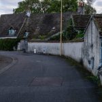 古い街並みの静かな道が続く、実家や故郷へ帰る夢を思わせる風景