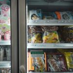 冷凍食品を買い置きする夢を表す、冷凍ケースに並んだ食品のイメージ